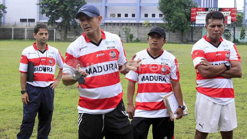 Gomes dalam salah satu sesi latihan bersama Madura United di tahun 2016. Copyright: © diank/Indosport
